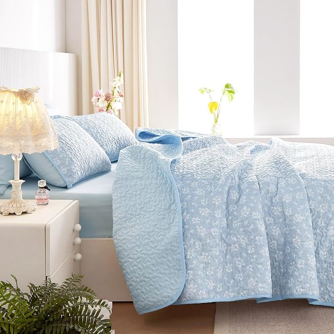 Wake In Cloud - Floral Quilt Set, Coquette Cottagecore Shabby Chic Flower Pattern for Women Teen Girls, Reversible Lightweight Bedspread Coverlet, 3 Pieces, Light Blue, Queen/Full Size