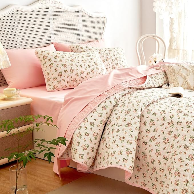 Wake In Cloud - Floral Quilt Set, Coquette Cottagecore Shabby Chic Flower Pattern for Women Teen Girls, Reversible Lightweight Bedspread Coverlet, 3 Pieces, Peach Blush, Queen/Full Size