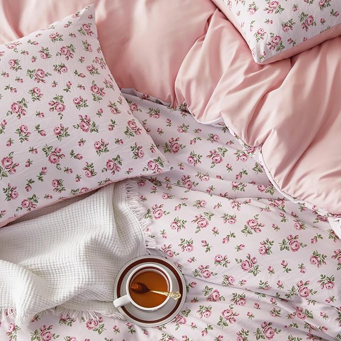 Wake In Cloud - Floral Comforter Set, Coquette Cottagecore Aesthetic Flower Shabby Chic Pattern for Women Teen Girls, Soft Lightweight Bedding, 3 Pieces, Pink, King Size