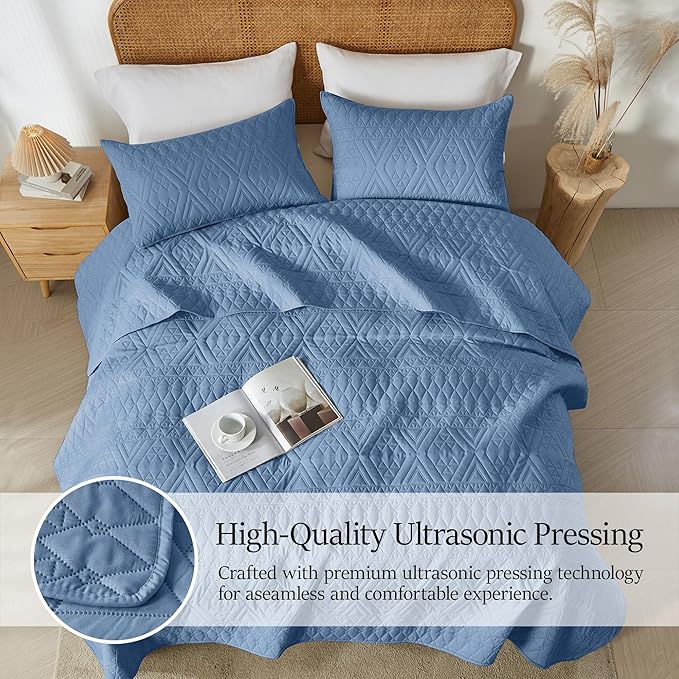 akkialla Full/Queen Quilt Set, Boho Style in a Solid Color, Bluish Grey Lightweight Microfiber Bedspread, Soft and Breathable Coverlet for All Seasons, 3-Piece Bedding Set (1 Quilt, 2 Pillow Shams)