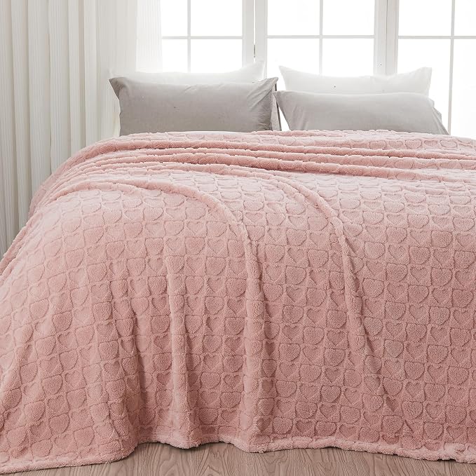 NEWCOSPLAY 3D Heart Checkered Flannel King Blanket, Dusty Pink, 90"x110" | Super Soft Cute Lightweight Decorative Premium Silky Fleece Blanket for Couch Sofa Bed, Gift for Women Men, All Season Use