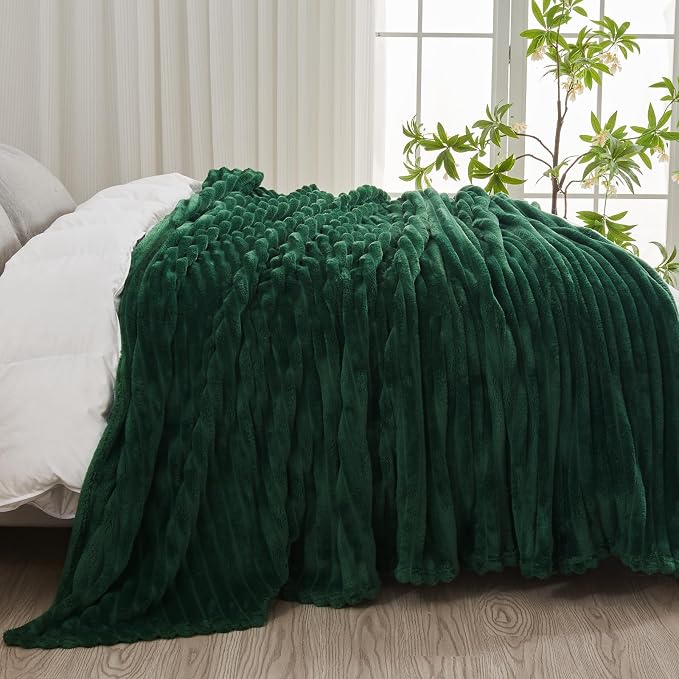 NEWCOSPLAY Fleece Ribbed Cozy King Blanket for Couch, Dark Green, 90"x110" | Premium Silky Flannel Blanket, Soft Lightweight Fluffy Throw Blanket for Bed Sofa Decor, Gift for All Season Use