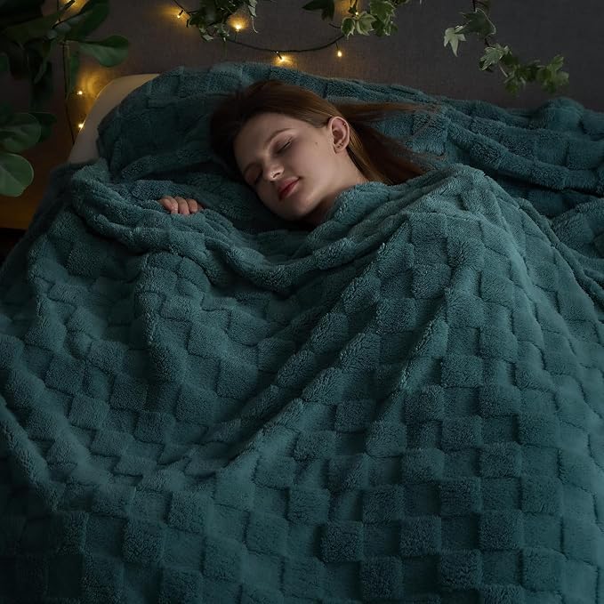NEWCOSPLAY 3D Checkered Flannel King Blanket, Light Teal, 90"x110" | Super Soft Cute Lightweight Decorative Premium Silky Fleece Blanket for Couch Sofa Bed, Gift for Women Men, All Season Use