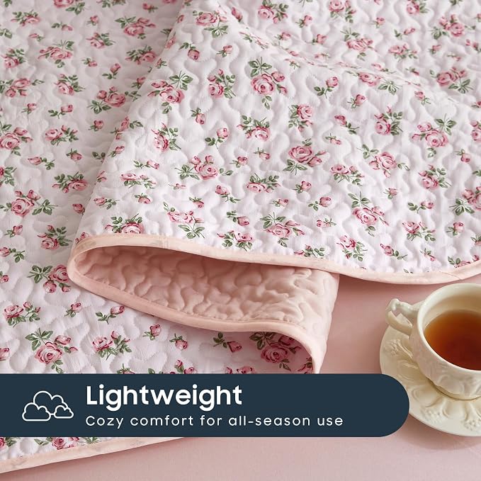 Wake In Cloud - Floral Quilt Set, Coquette Cottagecore Shabby Chic Flower Pattern for Women Teen Girls, Reversible Lightweight Bedspread Coverlet, 3 Pieces, Pink, Queen/Full Size