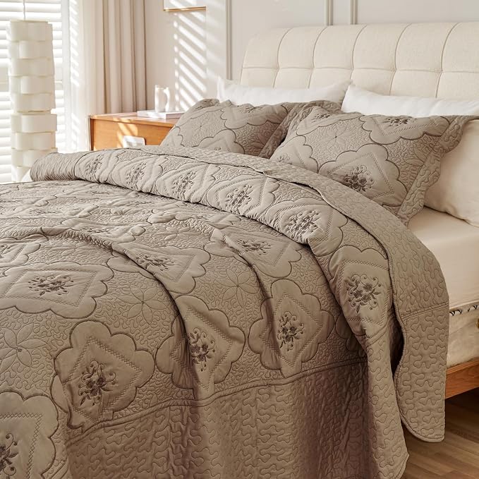 Cmfshape Oversized Floral Embroidery Quilt Set,3 Pieces Super King Quilt Bedding Set,Classic Diamond Pattern Quilt,Ultra Soft Lightweight Reversible Bedspread Coverlet for All Season(Taupe,120"x128")
