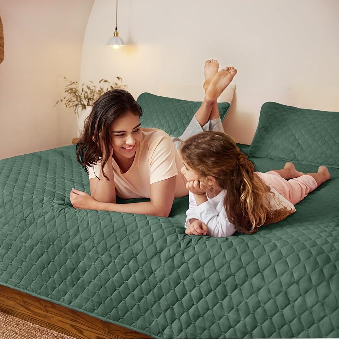 Exclusivo Mezcla Reversible King Size Quilt Bedding Set, Dark Green | Lightweight Bedspreads with 2 Pillow Shams, Soft Microfiber, All Season Bed Coverlets for Bedroom Guest Room, 104x96 Inch