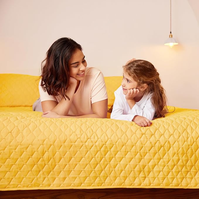 Exclusivo Mezcla Reversible King Size Quilt Bedding Set, Bright Yellow | Lightweight Bedspreads with 2 Pillow Shams, Soft Microfiber, All Season Bed Coverlets for Bedroom Guest Room, 104x96 Inch