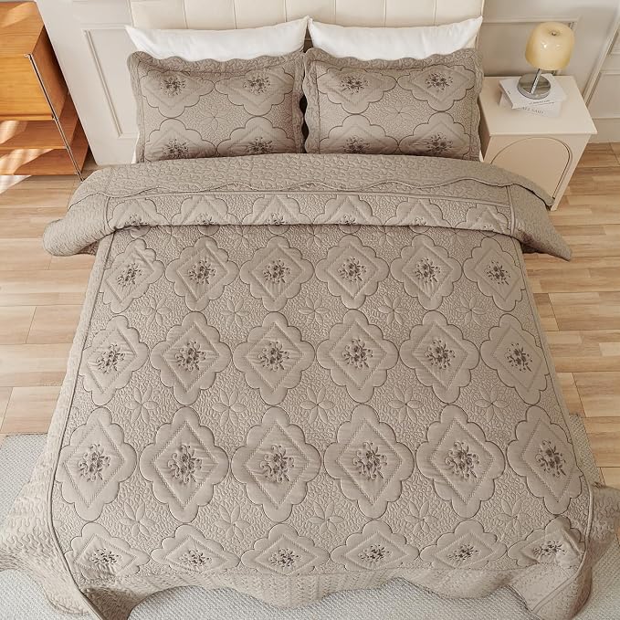 Cmfshape Oversized Floral Embroidery Quilt Set,3 Pieces Super King Quilt Bedding Set,Classic Diamond Pattern Quilt,Ultra Soft Lightweight Reversible Bedspread Coverlet for All Season(Taupe,120"x128")