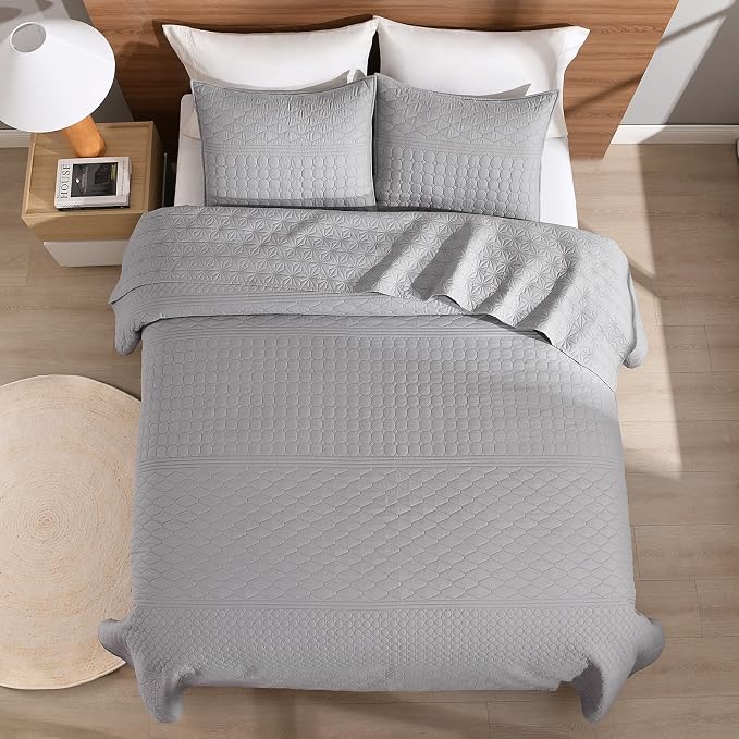 HORIMOTE HOME Grey King Size Quilt Set - Soft Microfiber Bedspread with 2 Shams, Lightweight & All-Season Geometric Coverlet for Cozy Bedding