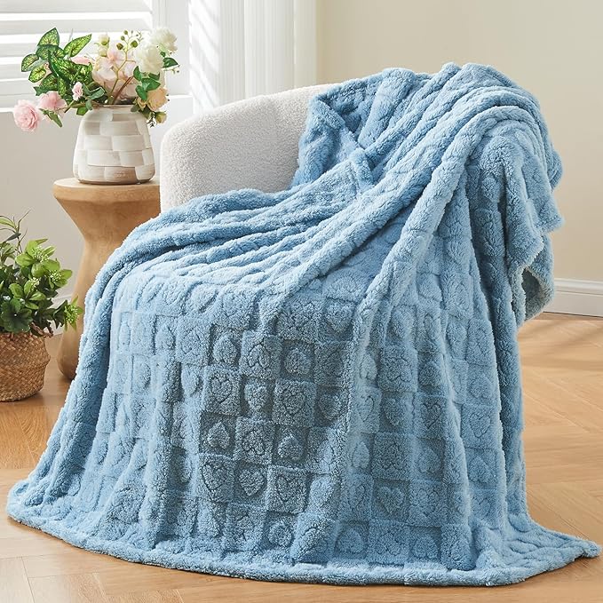 NEWCOSPLAY 3D Heart Checkered Flannel Twin Blanket, Blue Heart, 60"x80" | Super Soft Cute Lightweight Decorative Premium Silky Fleece Blanket for Couch Sofa Bed, Gift for Women Men, All Season Use
