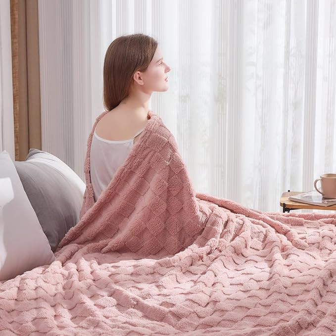 NEWCOSPLAY 3D Checkered Flannel King Blanket, Pink Checkered, 90"x110" | Super Soft Cute Lightweight Decorative Premium Silky Fleece Blanket for Couch Sofa Bed, Gift for Women Men, All Season Use