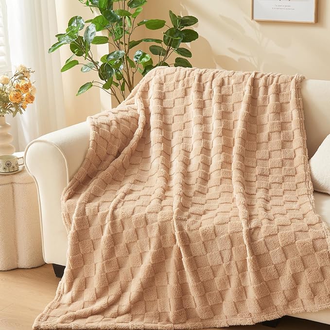 NEWCOSPLAY 3D Checkered Flannel King Blanket, Brown Checkered, 90"x110" | Super Soft Cute Lightweight Decorative Premium Silky Fleece Blanket for Couch Sofa Bed, Gift for Women Men, All Season Use