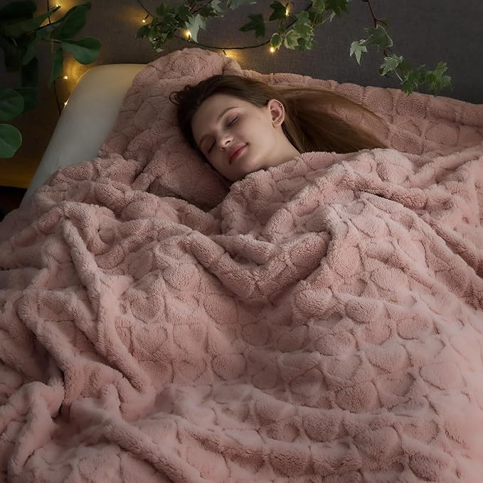NEWCOSPLAY 3D Heart Checkered Flannel King Blanket, Dusty Pink, 90"x110" | Super Soft Cute Lightweight Decorative Premium Silky Fleece Blanket for Couch Sofa Bed, Gift for Women Men, All Season Use