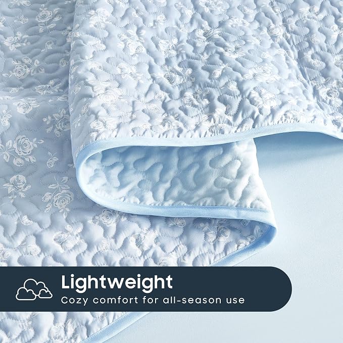 Wake In Cloud - Floral Quilt Set, Coquette Cottagecore Shabby Chic Flower Pattern for Women Teen Girls, Reversible Lightweight Bedspread Coverlet, 3 Pieces, Light Blue, Twin/Twin XL Size