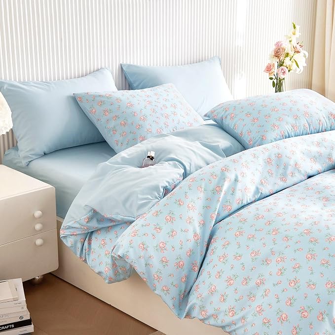 Wake In Cloud - Floral Comforter Set, Coquette Cottagecore Aesthetic Flower Shabby Chic Pattern for Women Teen Girls, Soft Lightweight Bedding, 3 Pieces, Blue Pink, King Size