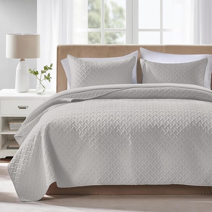 FLYMME Oversized King/California King Quilt Set 118"x106", Light Gray 3-Piece Floor-Length Bedspread, Premium Microfiber Lightweight Coverlet for King/California King Bed (1 Quilt, 2 Shams)