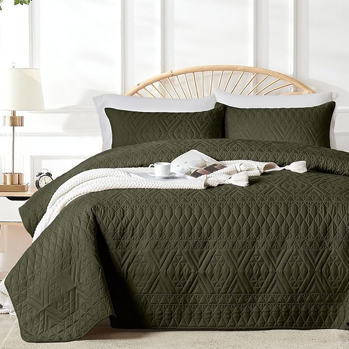 akkialla Twin Size Quilt Bedding Set,Olive Green Lightweight Microfiber Soft Bedspreads,Modern Style Geoetric Pattern Coverlet Set for All Seasons,2 Piece(1 Quilt,1Pillow Sham)