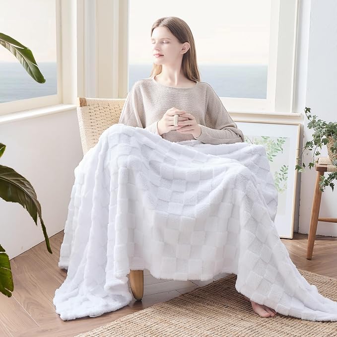 NEWCOSPLAY 3D Checkered Flannel Throw Blanket, White Checkered, 50"x70" | Super Soft Cute Lightweight Decorative Premium Silky Fleece Blanket for Couch Sofa Bed, Gift for Women Men, All Season Use
