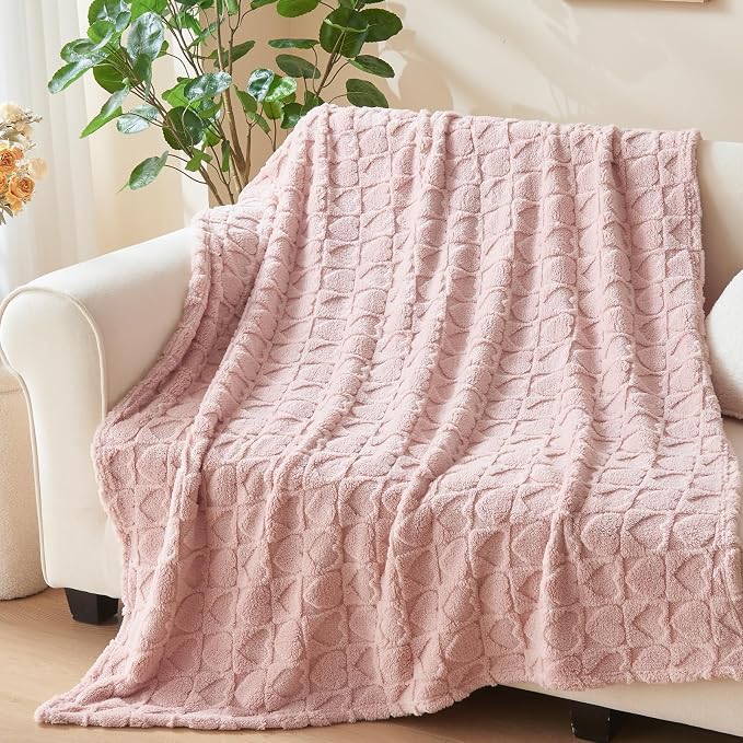 NEWCOSPLAY 3D Heart Checkered Flannel King Blanket, Dusty Pink, 90"x110" | Super Soft Cute Lightweight Decorative Premium Silky Fleece Blanket for Couch Sofa Bed, Gift for Women Men, All Season Use