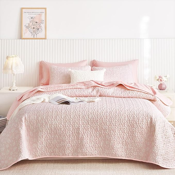 Wake In Cloud - Floral Quilt Set, Coquette Cottagecore Shabby Chic Flower Pattern for Women Teen Girls, Reversible Lightweight Bedspread Coverlet, 3 Pieces, Light Pink, Queen/Full Size