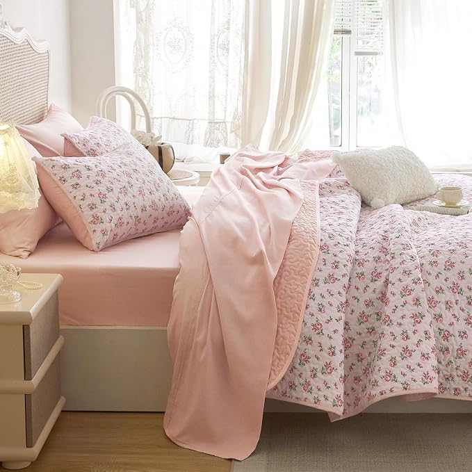 Wake In Cloud - Floral Quilt Set, Coquette Cottagecore Shabby Chic Flower Pattern for Women Teen Girls, Reversible Lightweight Bedspread Coverlet, 3 Pieces, Pink, Queen/Full Size