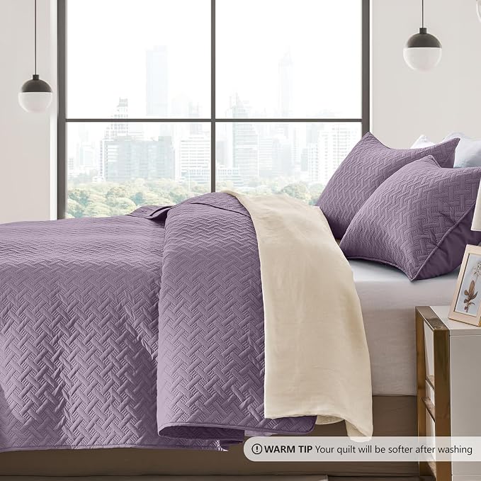 FLYMME Oversized King/California King Quilt Set 118"x106", Grayish Purple 3-Piece Floor-Length Bedspread, Premium Microfiber Lightweight Coverlet for King/California King Bed (1 Quilt, 2 Shams)
