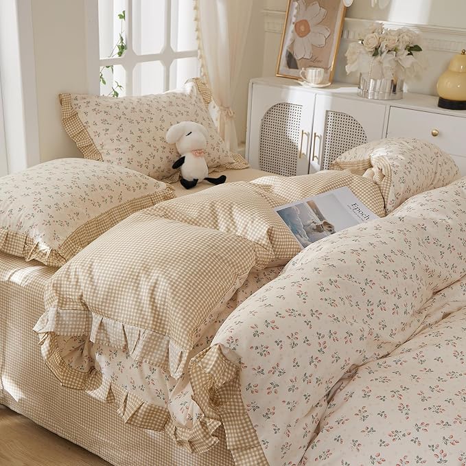 mixinni Beige Floral Duvet Cover King Size, 100% Cotton Cute Strawberry Floral Ruffle Bedding Set, Vintage Cottagecore Reversible Tan Gingham Aesthetic 3PC with Zipper Closure & Pillowcases