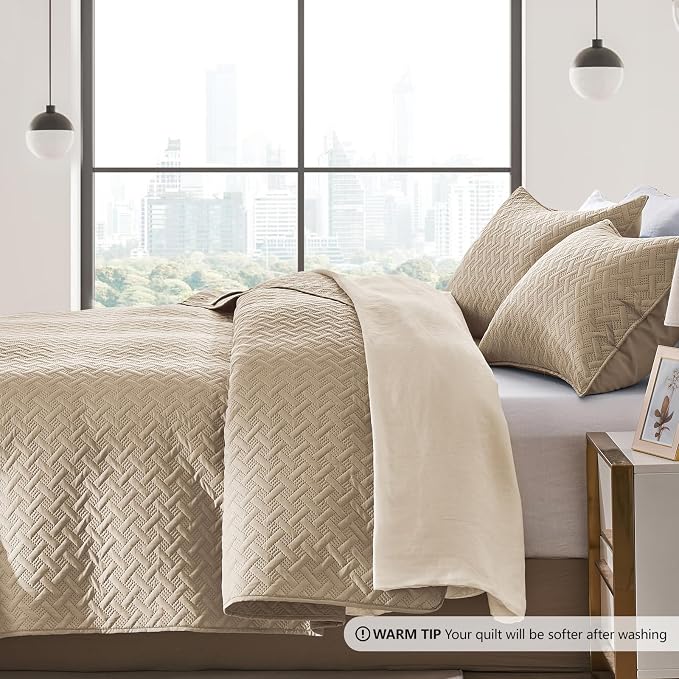 FLYMME Beige King Quilt Bedspreads,Modern Style Geometric Weave Stripe Pattern, 3 Pieces Lightweight Bedding Sets, Microfiber Quilted Comforter Coverlet for All Season (1 Quilt, 2 Shams)
