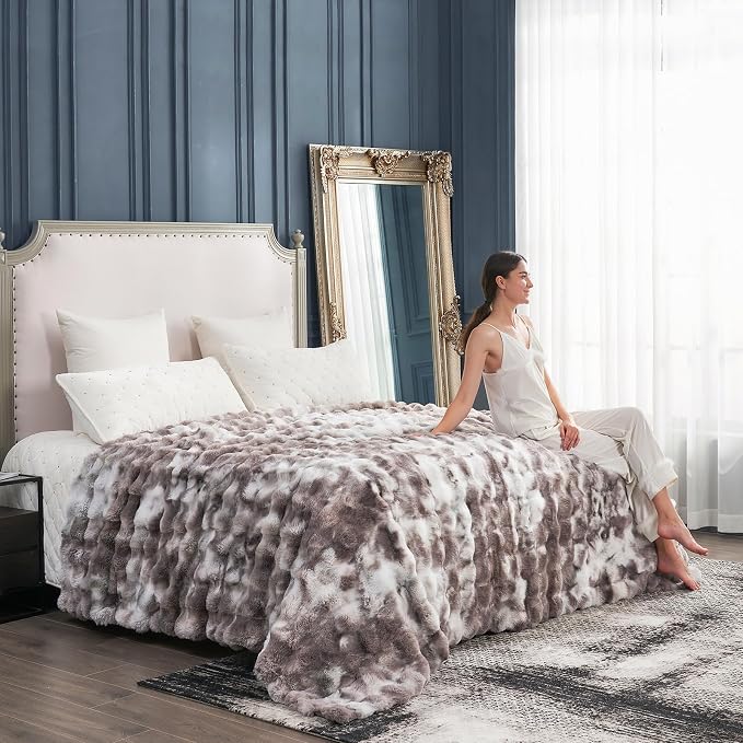 Cozy Bliss Faux Fur Throw Blanket for Bed King Size, Fuzzy Soft Plush Thick Bubble Blanket for Sofa Bedroom Living Room, 90 * 90 Inches Tie Dye Taupe