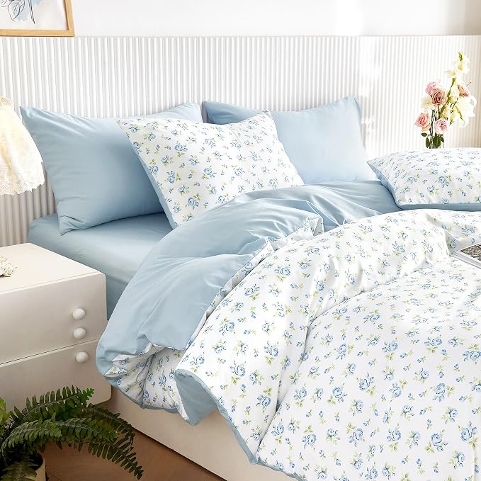 Wake In Cloud - Floral Comforter Set, Coquette Cottagecore Aesthetic Flower Shabby Chic Pattern for Women Teen Girls, Soft Lightweight Bedding, 3 Pieces, White Blue, Queen Size