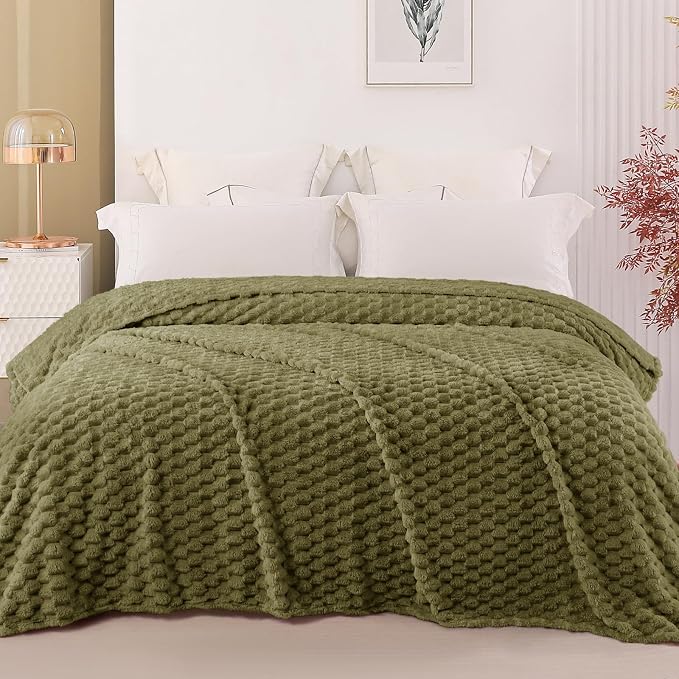Exclusivo Mezcla 3D Fleece King Size Blanket for Bed, Olive Green | Extra Soft Fuzzy Plush Lightweight Bed Blankets, Cozy Fluffy Decorative Blankets for All Seasons, 90x104 Inches