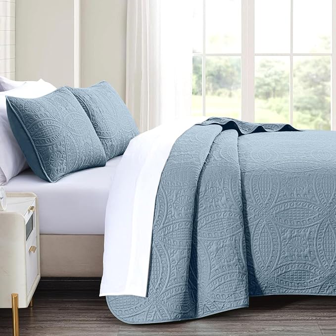 akkialla 118"x106" Dusty Blue California King Quilt Set, Oversized Floor-Length Bedspread, Modern Coin Pattern Microfiber Coverlet, 3-Piece All Season Bedding with 2 Pillow Shams