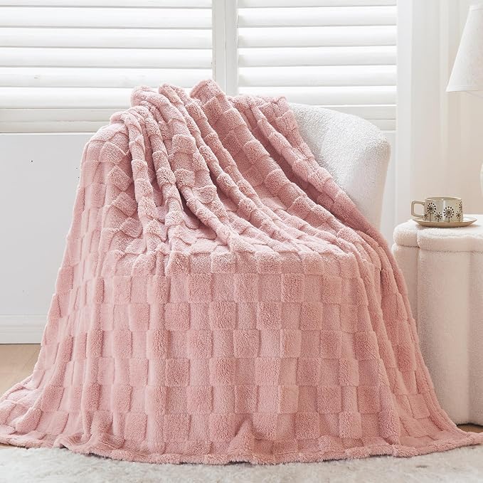 NEWCOSPLAY 3D Checkered Flannel Throw Blanket, Pink Checkered, 50"x70" | Super Soft Cute Lightweight Decorative Premium Silky Fleece Blanket for Couch Sofa Bed, Gift for Women Men, All Season Use