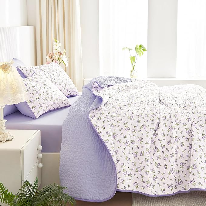 Wake In Cloud - Floral Quilt Set, Coquette Cottagecore Shabby Chic Flower Pattern for Women Teen Girls, Reversible Lightweight Bedspread Coverlet, 3 Pieces, White Purple, Queen/Full Size