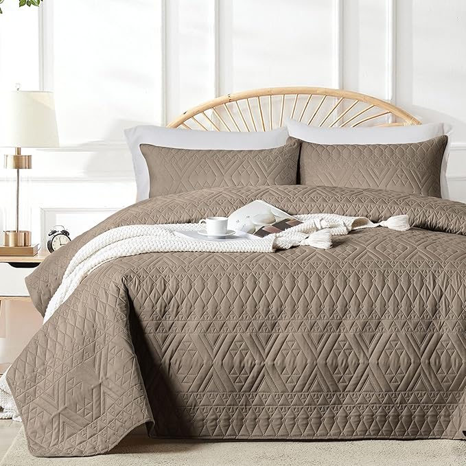 akkialla King/Cal King Size Quilt Bedding Set,Mocha Brown Lightweight Microfiber Soft Bedspread,Modern Style Geometric Pattern Coverlet Set for All Seasons,3 Piece(1 Quilt,2 Pillow Shams)