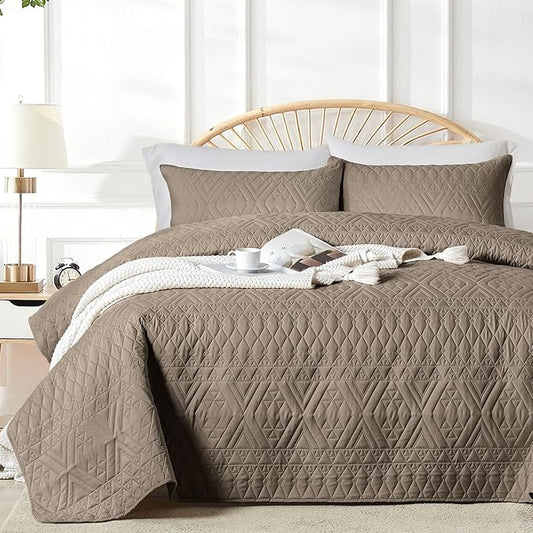 akkialla King/Cal King Size Quilt Bedding Set,Mocha Brown Lightweight Microfiber Soft Bedspread,Modern Style Geometric Pattern Coverlet Set for All Seasons,3 Piece(1 Quilt,2 Pillow Shams)