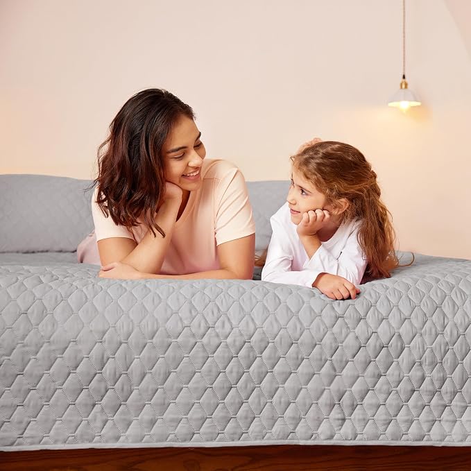 Exclusivo Mezcla Reversible California King Quilt Set, Light Grey | Lightweight Bedspreads with 2 Pillow Shams, Soft Microfiber, All Season Bed Coverlets for Bedroom Guest Room, 112x104 Inch