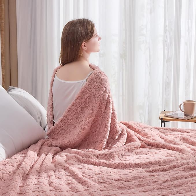 NEWCOSPLAY 3D Heart Checkered Flannel King Blanket, Dusty Pink, 90"x110" | Super Soft Cute Lightweight Decorative Premium Silky Fleece Blanket for Couch Sofa Bed, Gift for Women Men, All Season Use