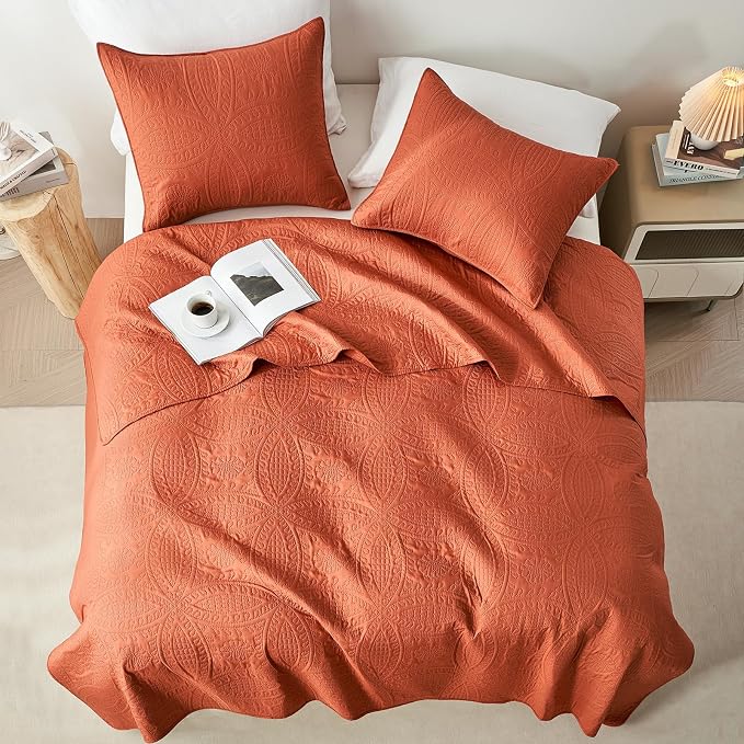 akkialla 118"x106" Burnt Orange California King Quilt Set, Oversized Floor-Length Bedspread, Modern Coin Pattern Microfiber Coverlet, 3-Piece All Season Bedding with 2 Pillow Shams
