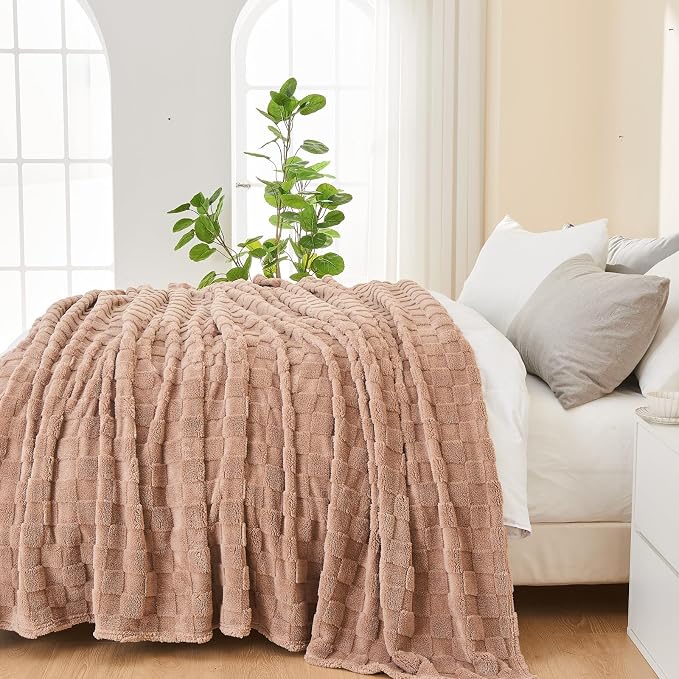 NEWCOSPLAY 3D Checkered Flannel Throw Blanket, Taupe Checkered, 50"x70" | Super Soft Cute Lightweight Decorative Premium Silky Fleece Blanket for Couch Sofa Bed, Gift for Women Men, All Season Use