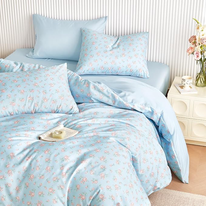 Wake In Cloud - Floral Comforter Set, Coquette Cottagecore Aesthetic Flower Shabby Chic Pattern for Women Teen Girls, Soft Lightweight Bedding, 3 Pieces, Blue Pink, Queen Size