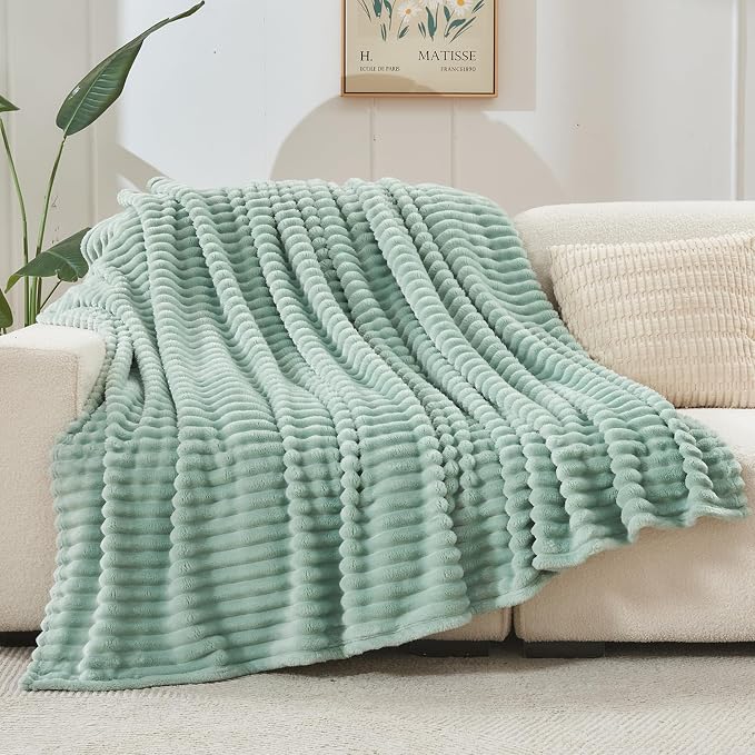 NEWCOSPLAY Fleece Ribbed Cozy King Blanket for Couch, Mint Green, 90"x110" | Premium Silky Flannel Blanket, Soft Lightweight Fluffy Throw Blanket for Bed Sofa Decor, Gift for All Season Use