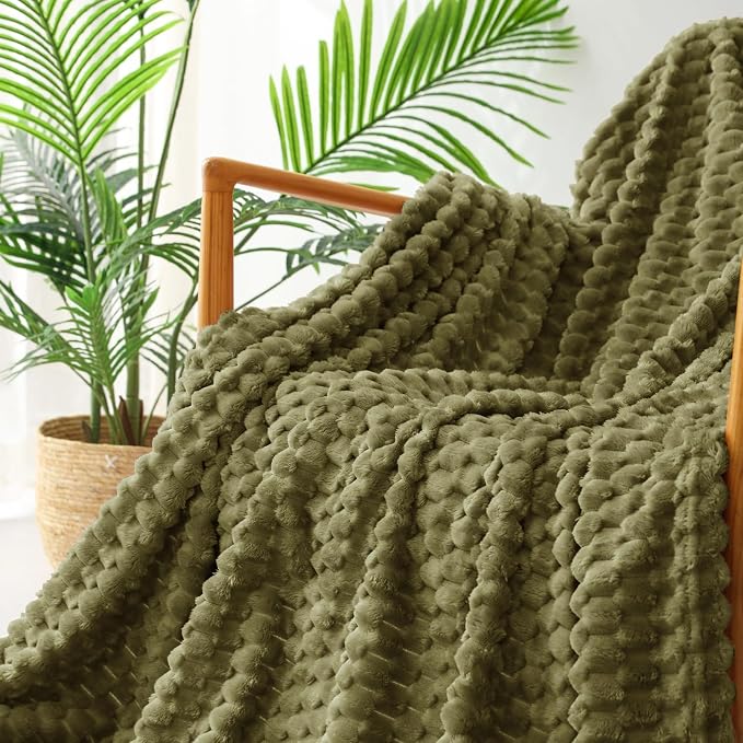 Exclusivo Mezcla 3D Fleece King Size Blanket for Bed, Olive Green | Extra Soft Fuzzy Plush Lightweight Bed Blankets, Cozy Fluffy Decorative Blankets for All Seasons, 90x104 Inches
