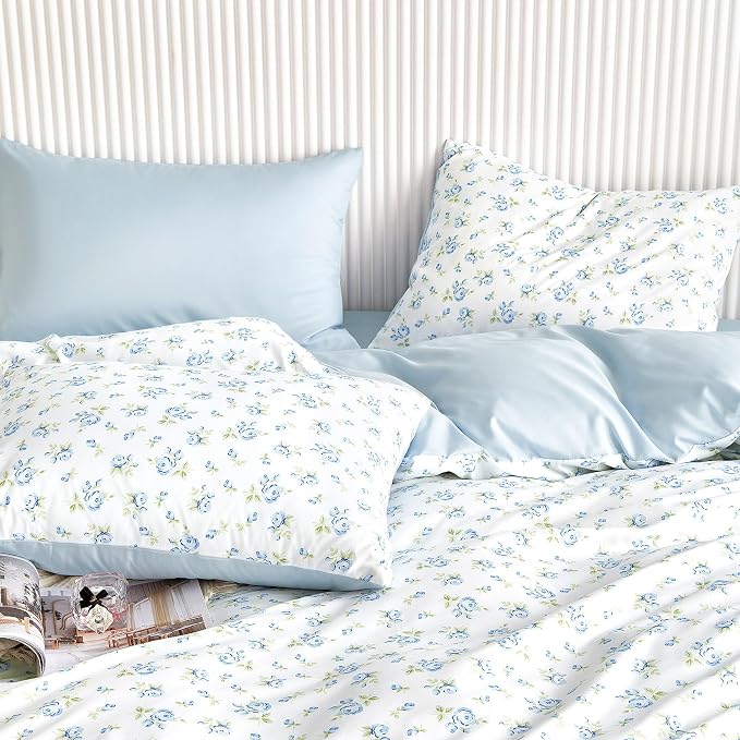 Wake In Cloud - Floral Comforter Set, Coquette Cottagecore Aesthetic Flower Shabby Chic Pattern for Women Teen Girls, Soft Lightweight Bedding, 3 Pieces, White Blue, Queen Size