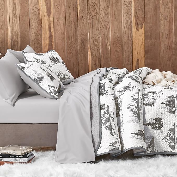 Wake In Cloud - Rustic Quilt Set, Cabin Forest Woodland Camping Theme with Lodge Mountain Print, Reversible Lightweight Bedspread Coverlet, 3 Pieces, Grey White, Queen/Full Size