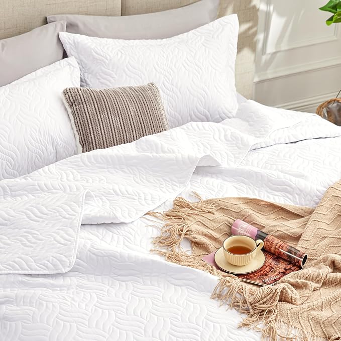 Love's cabin Quilts for Queen Bed White Bedspreads - Soft Bed Summer Lightweight Bedspread Comforter - Modern Style Wave Pattern Coverlet for All Season - 3 Pieces (1 Quilt, 2 Pillow Shams)
