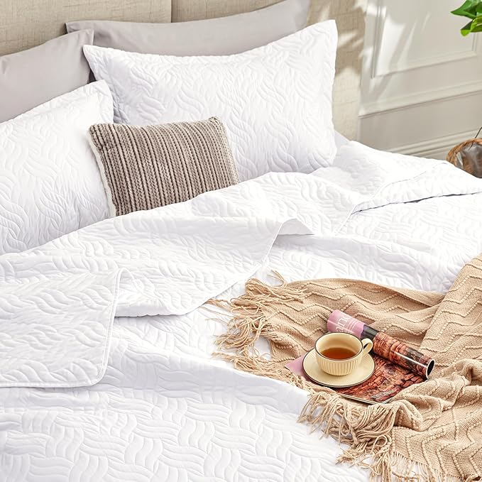 Love's cabin Twin Quilt Set White Bedspreads - Soft Bed Summer Lightweight Bedspread Comforter - Modern Style Wave Pattern Coverlet for All Season - 2 Pieces (1 Quilt, 1 Pillow Sham)