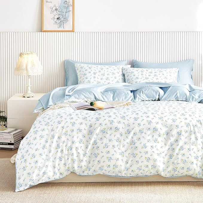 Wake In Cloud - Floral Comforter Set, Coquette Cottagecore Aesthetic Flower Shabby Chic Pattern for Women Teen Girls, Soft Lightweight Bedding, 3 Pieces, White Blue, Queen Size