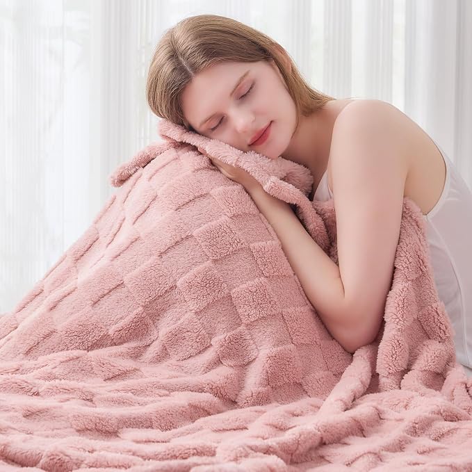 NEWCOSPLAY 3D Checkered Flannel Throw Blanket, Pink Checkered, 50"x70" | Super Soft Cute Lightweight Decorative Premium Silky Fleece Blanket for Couch Sofa Bed, Gift for Women Men, All Season Use