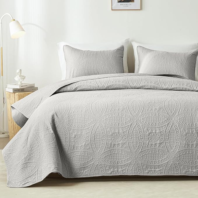 akkialla 118"x106" Light Grey California King Quilt Set, Oversized Floor-Length Bedspread, Modern Coin Pattern Microfiber Coverlet, 3-Piece All Season Bedding with 2 Pillow Shams